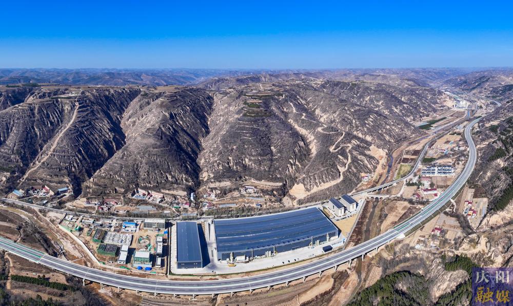 【攝影報道】華池電力裝備項目投產(chǎn)賦能高質(zhì)量發(fā)展 170余群眾實現(xiàn)家門口就業(yè)