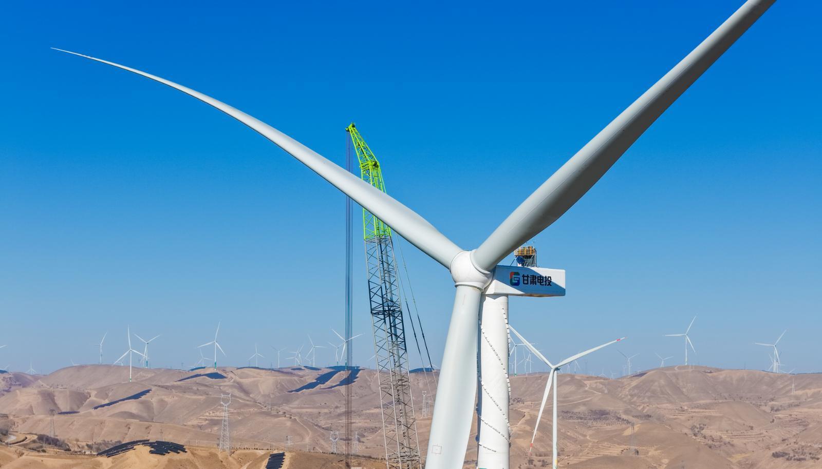 甘肅慶陽“東數(shù)西算”產(chǎn)業(yè)園區(qū)綠電聚合試點項目首臺風(fēng)機成功吊裝