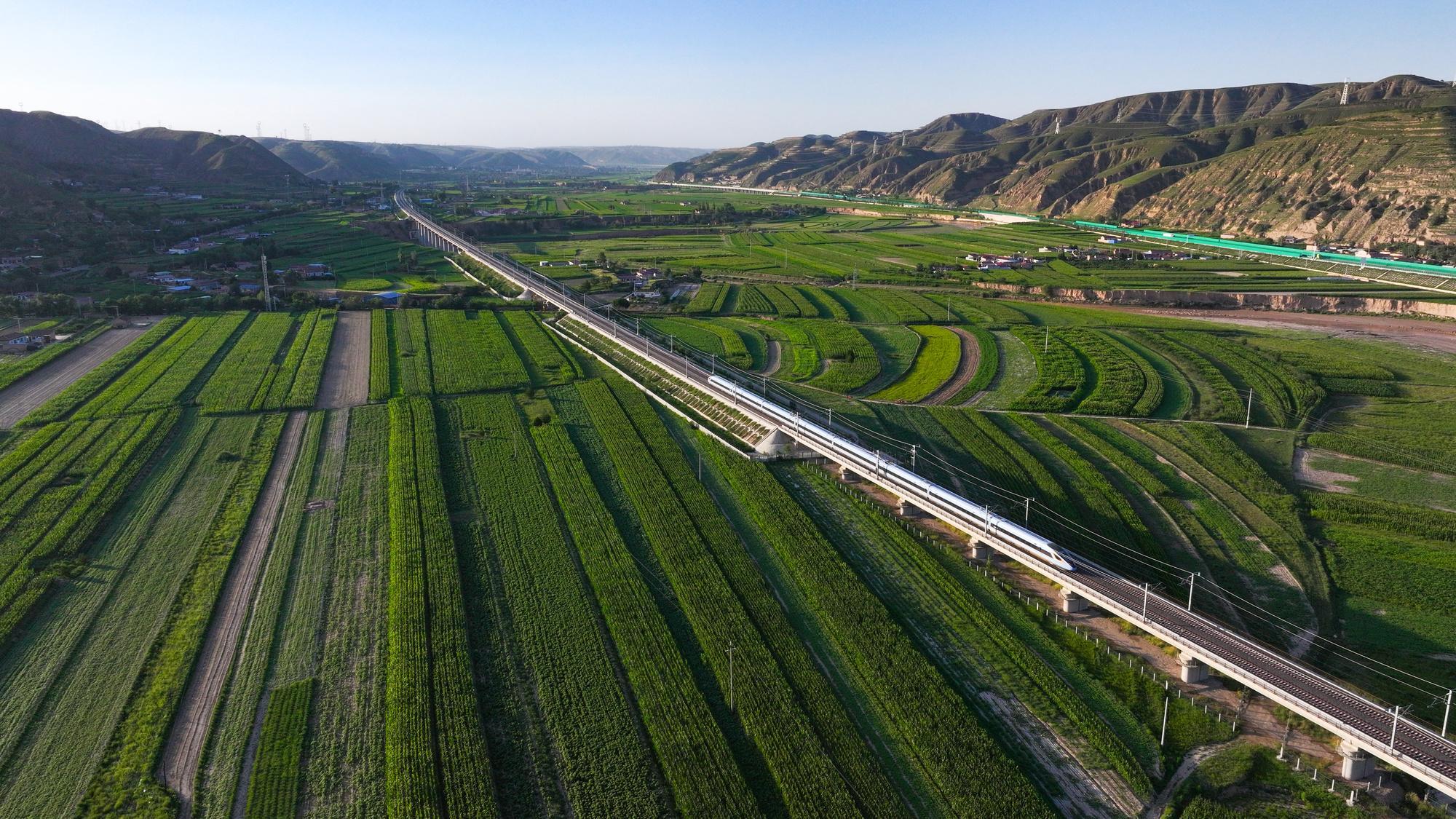 銀西高鐵馭風五載 甘肅環(huán)縣鮮行萬里