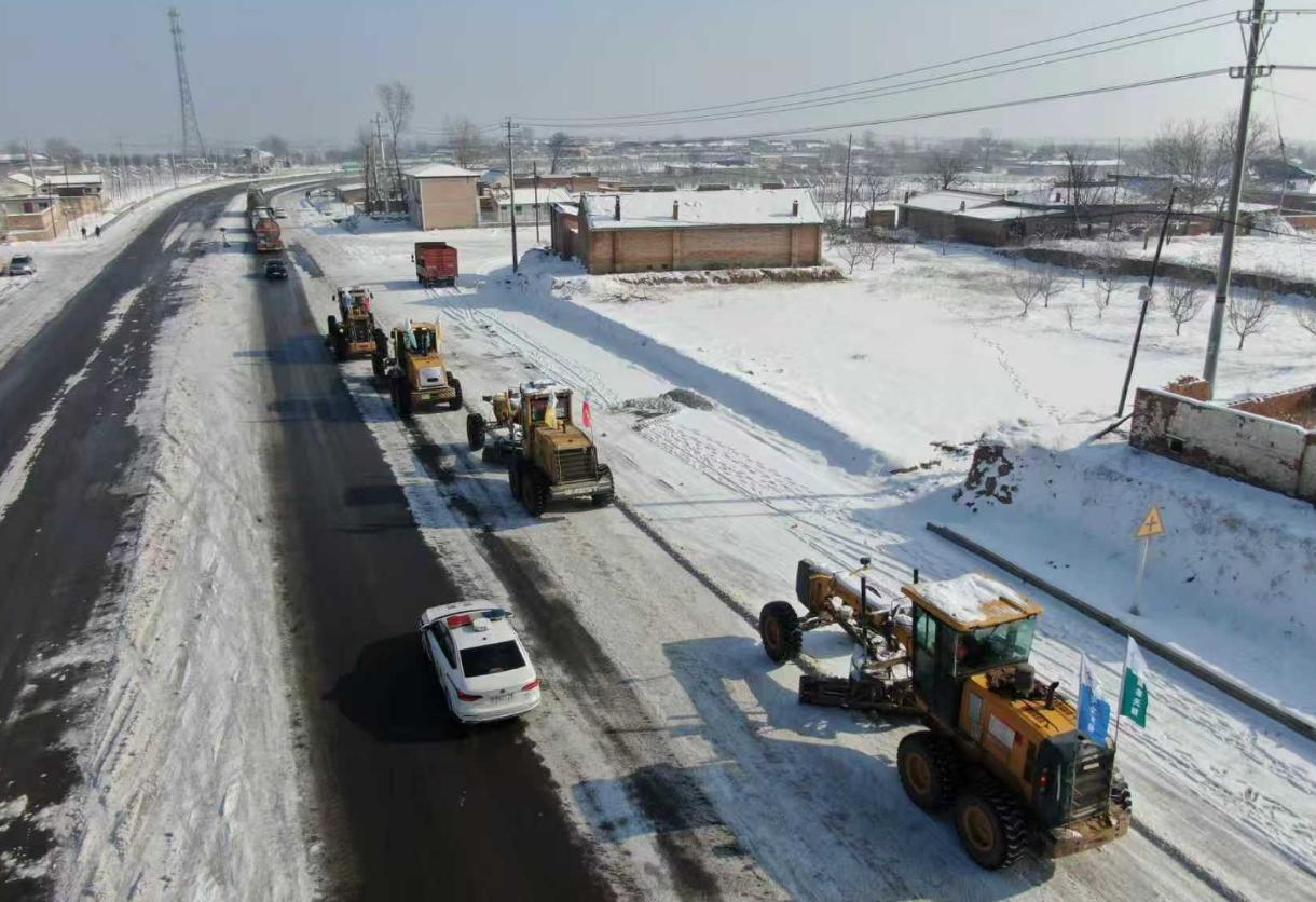 與雪鏖戰(zhàn)48小時！中交一航局掃雪除冰保暢通 齊心協(xié)力護民生
