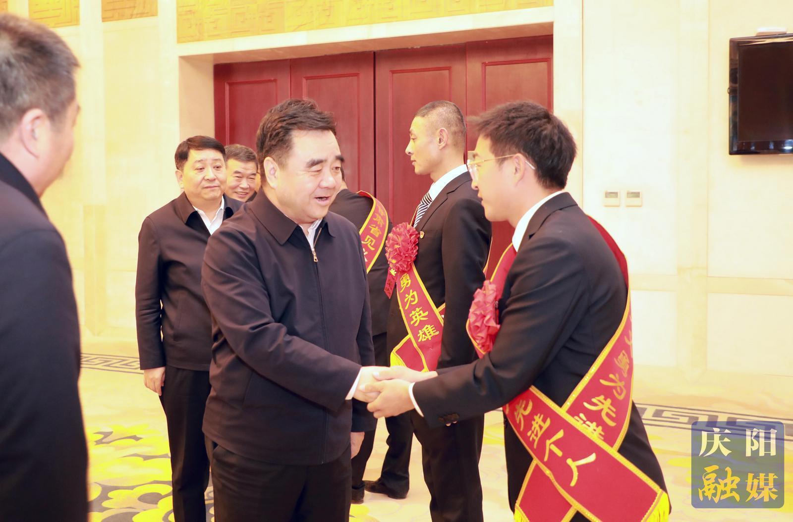 黃澤元周繼軍會見慶陽市受表彰的全省見義勇為英雄模范和先進(jìn)個人