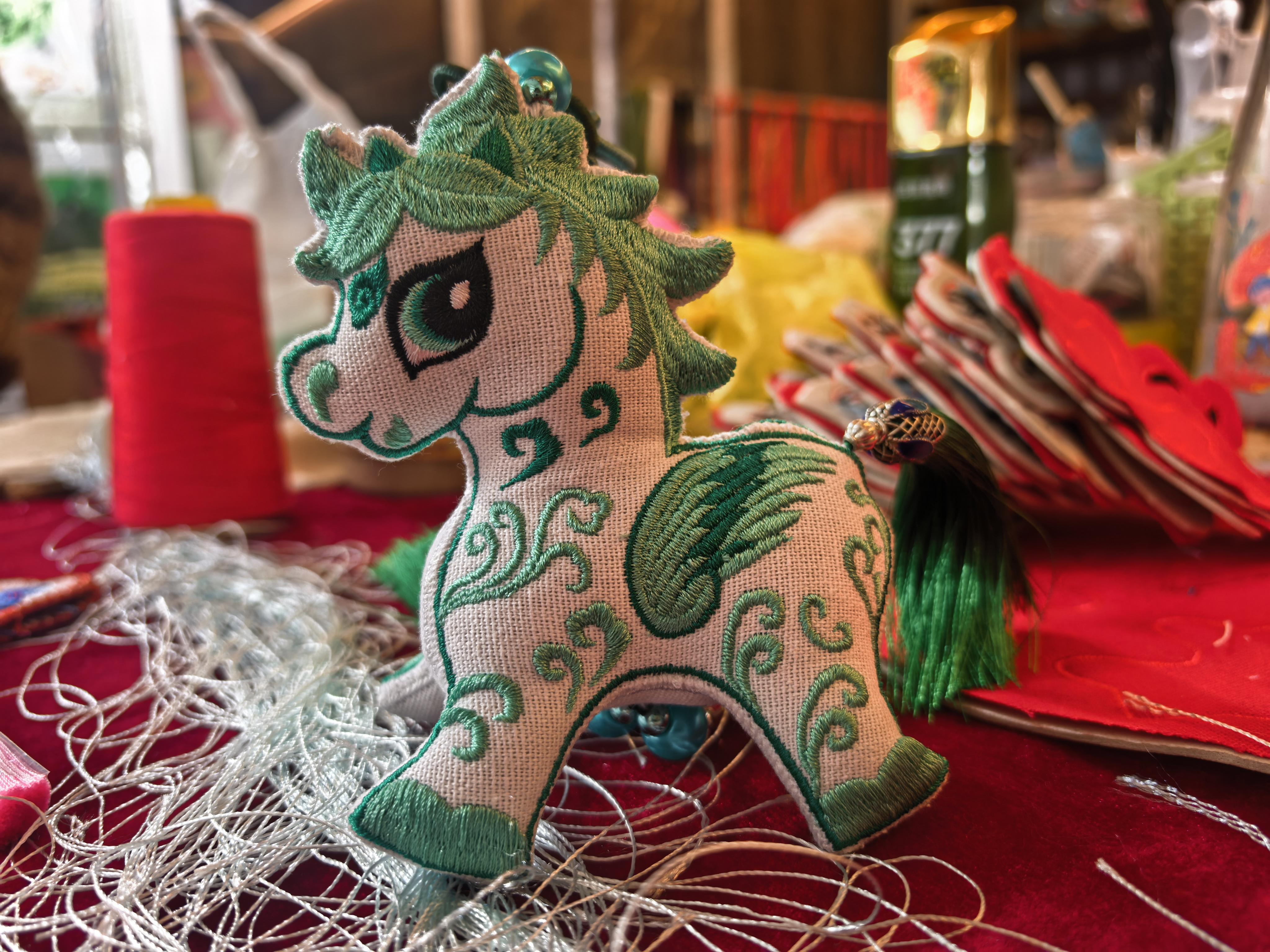 攝影報(bào)道|針繡春秋：甲骨文“馬”的錦繡新生