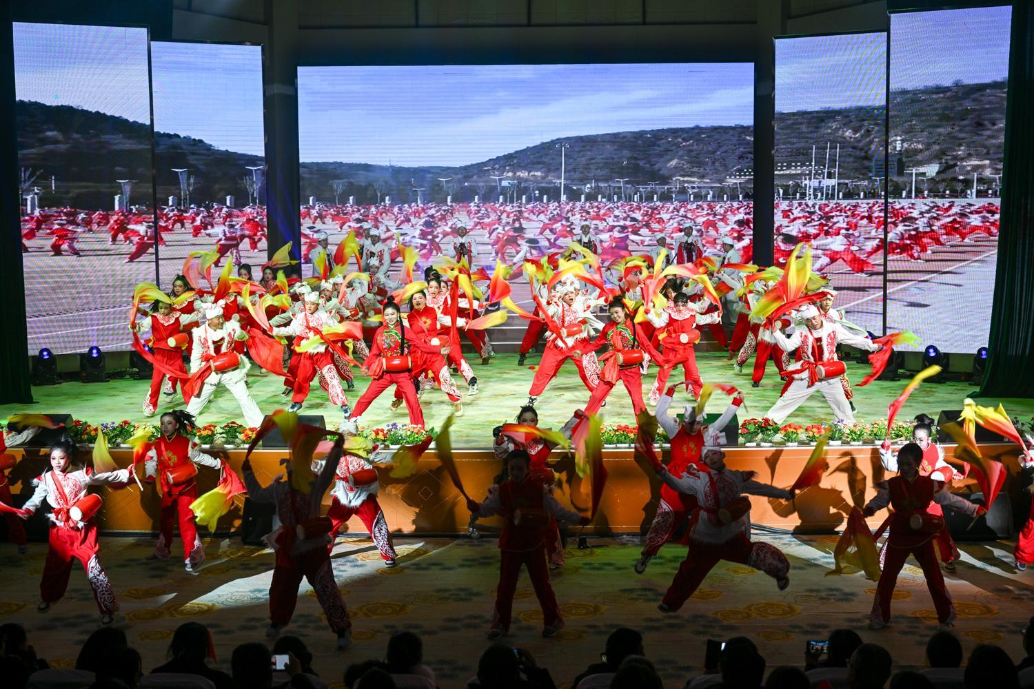 【攝影報道】“瑞馬迎春下基層 情系南梁送歡樂”文藝演出情暖華池