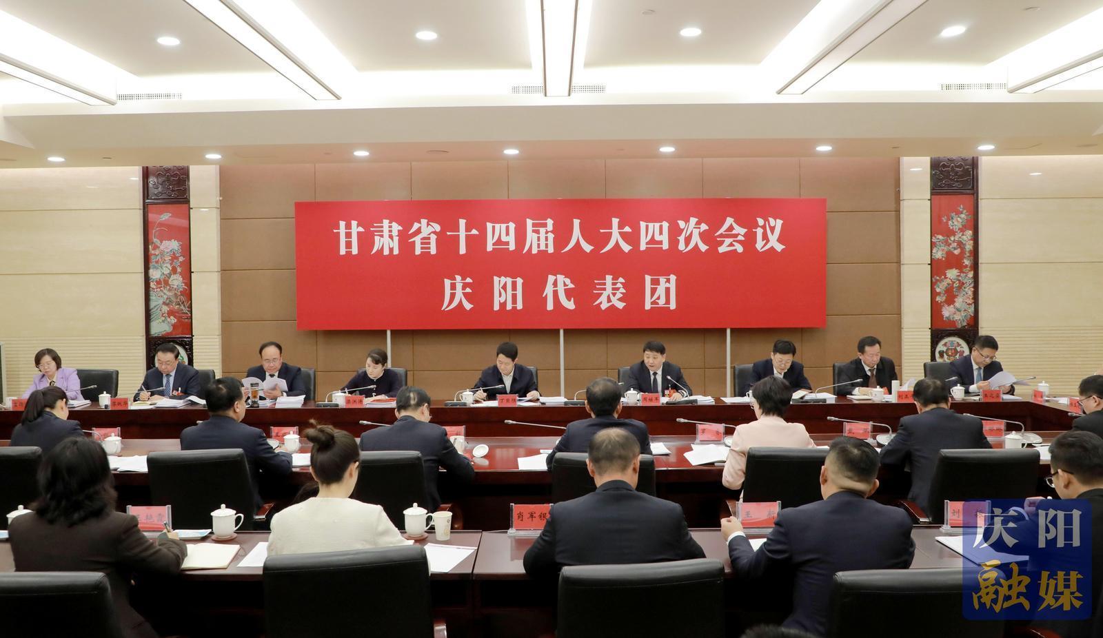 周繼軍在審議省政府工作報(bào)告審查“十五五”規(guī)劃綱要草案時(shí)說  堅(jiān)決扛起“挑大梁作標(biāo)桿”責(zé)任擔(dān)當(dāng)  為譜寫中國(guó)式現(xiàn)代化甘肅篇章作出新的更大貢獻(xiàn)