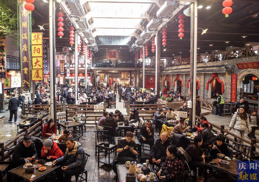 【攝影報道】品美食、聽秦腔、享康養(yǎng)!西峰這條民俗古街升級后人氣爆棚