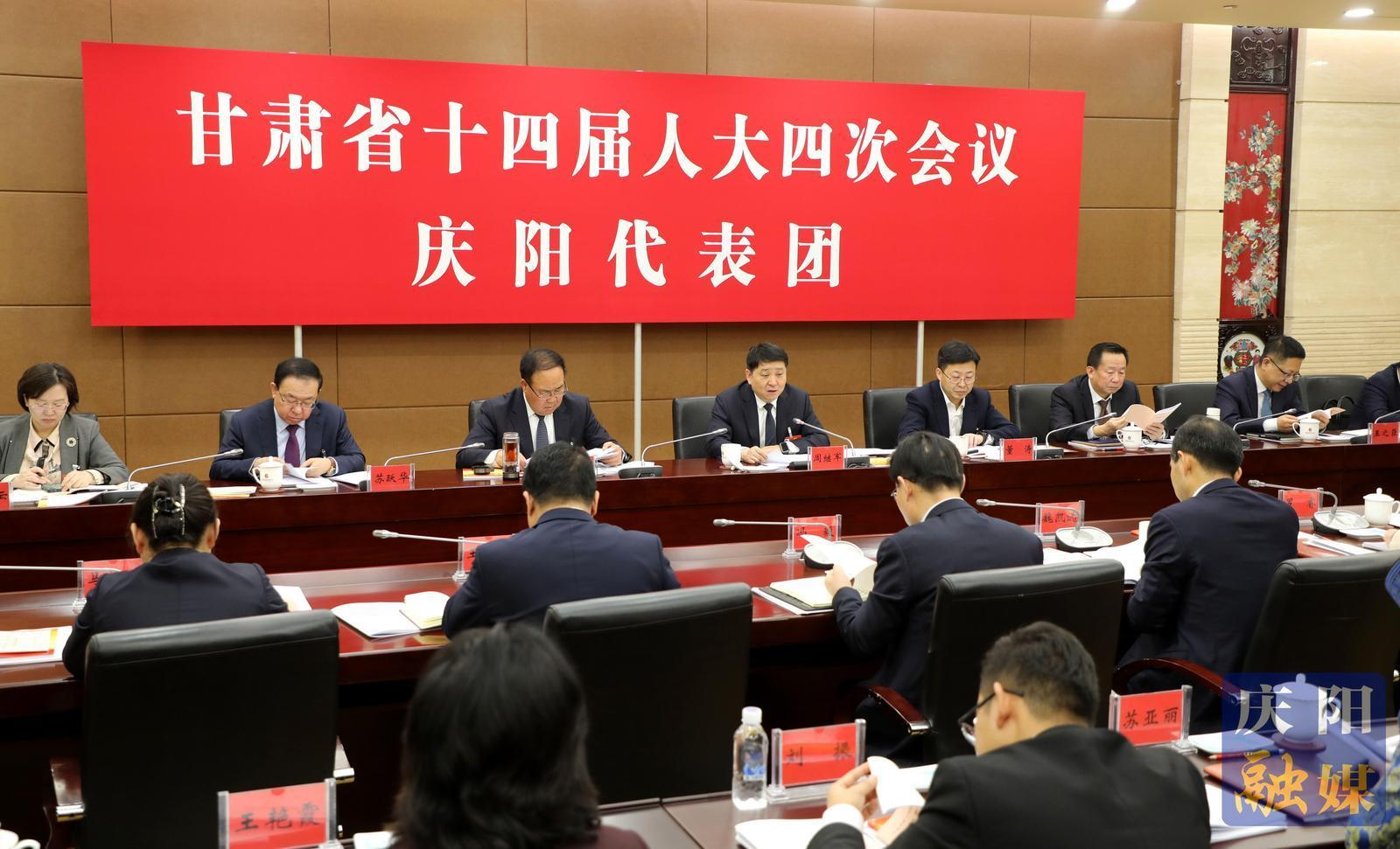 周繼軍在審議省人大常委會(huì)和省法檢“兩院”工作報(bào)告時(shí)表示 依法履職盡責(zé) 提升工作效能 不斷增強(qiáng)人民群眾獲得感幸福感安全感