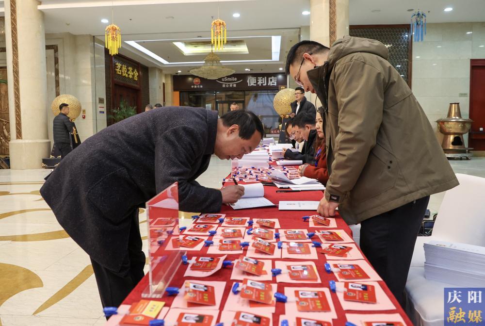 【攝影報道】政協(xié)慶陽市五屆五次會議委員報到 慶陽正式進(jìn)入“兩會”時間