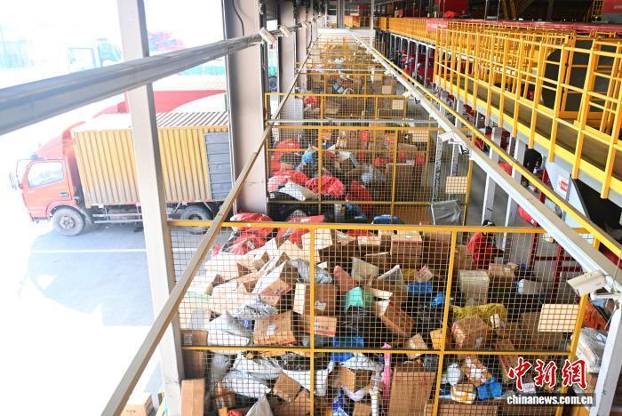 （新春走基層）甘肅情暖“奔跑者” 讓春節(jié)回歸團(tuán)圓味