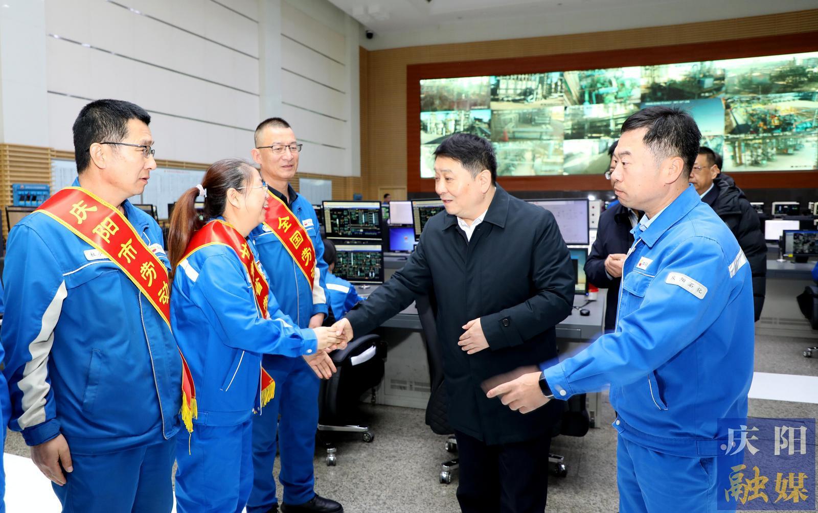 周繼軍帶隊(duì)看望慰問(wèn)能源數(shù)字經(jīng)濟(jì)企業(yè)值班保障單位和消防救援指戰(zhàn)員