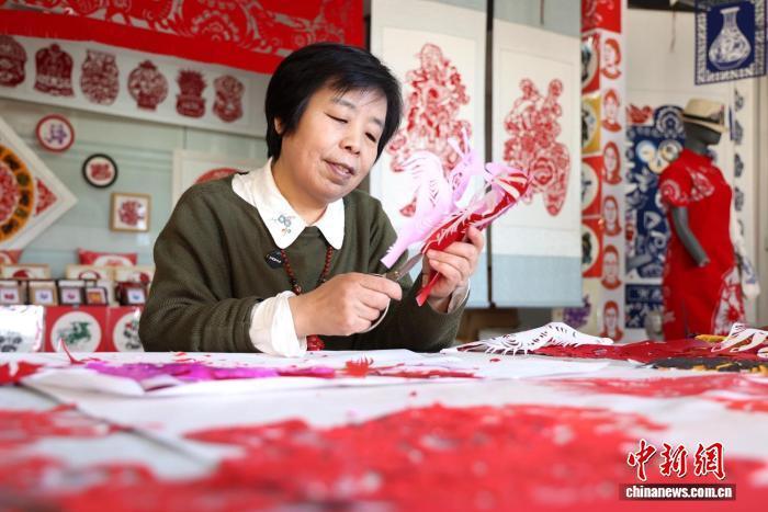 甘肅慶陽剪紙香包“策馬”迎新“跑”向大市場