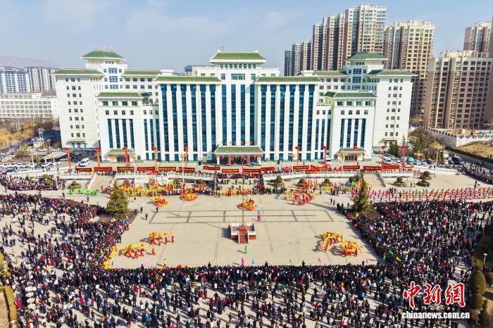 甘肅臨洮社火活態(tài)傳承馬家窯文化：斗耕牛舞獅龍祈愿春耕