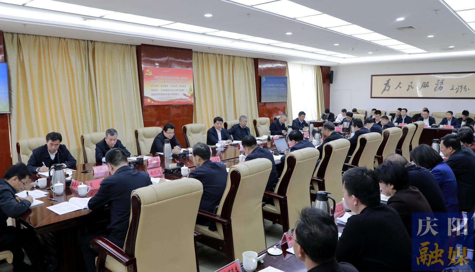 周繼軍在全市新一輪找礦突破戰(zhàn)略行動(dòng)推進(jìn)會(huì)議上強(qiáng)調(diào) 聚焦國(guó)家急需慶陽優(yōu)勢(shì)  堅(jiān)持合作共贏合力攻堅(jiān) 全力跑出找礦突破加速度